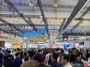 Suasana Pengunjung Padati GIIAS 2025 Suasana Pengunjung Padati GIIAS 2025