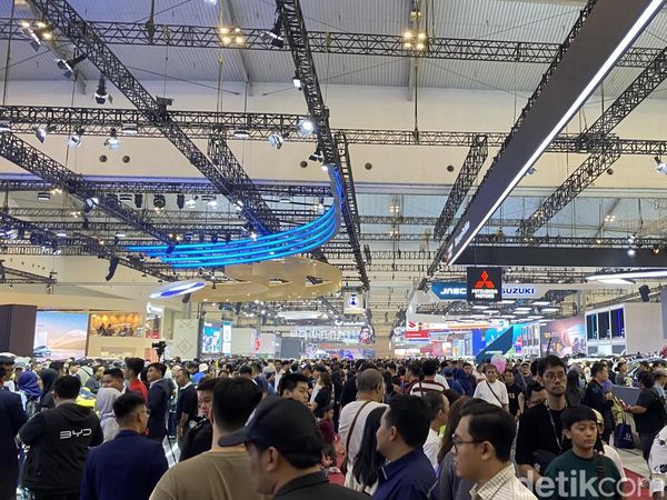 Suasana Pengunjung Padati GIIAS 2025