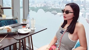Pesona Wika Salim Saat Afternoon Tea dan Makan Burger