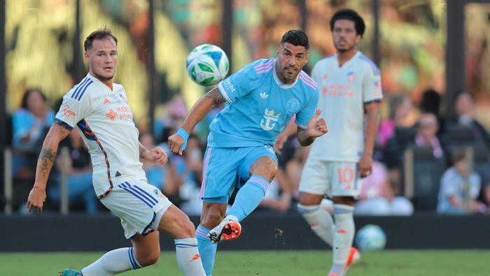 Jul 26, 2025; Fort Lauderdale, Florida, USA; Inter Miami CF forward Luis Suarez (9) passes the ball against FC Cincinnati during the first half at Chase Stadium. Mandatory Credit: Sam Navarro-Imagn Images