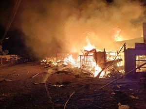 Kebakaran Hebat di Pasar Lolak Bolaang Mongondow, 41 Toko-Kios Hangus Kebakaran Hebat di Pasar Lolak Bolaang Mongondow, 41 Toko-Kios Hangus