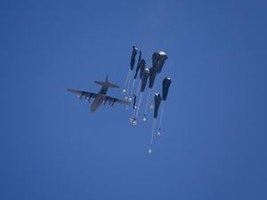 Video: Momen Yordania Salurkan Bantuan ke Gaza Lewat Jalur Udara Video: Momen Yordania Salurkan Bantuan ke Gaza Lewat Jalur Udara