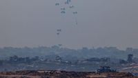 Langit Gaza Dipenuhi Parasut Bantuan Kemanusiaan