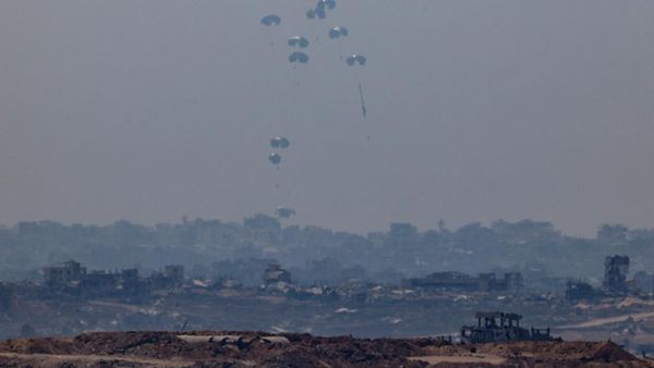 Langit Gaza Dipenuhi Parasut Bantuan Kemanusiaan
