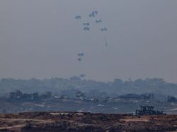 Langit Gaza Dipenuhi Parasut Bantuan Kemanusiaan