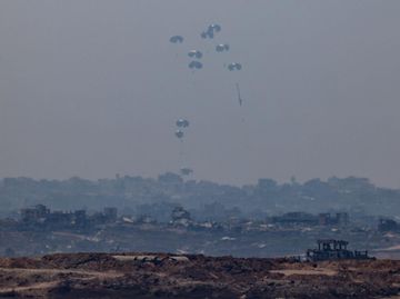 Langit Gaza Dipenuhi Parasut Bantuan Kemanusiaan