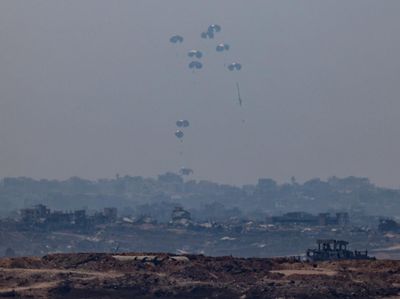 Langit Gaza Dipenuhi Parasut Bantuan Kemanusiaan