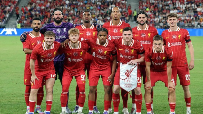 Soccer Football - Pre-Season Friendly - Liverpool v AC Milan - Kai Tak Sports Park, Hong Kong, China - July 26, 2025 Liverpool players pose for a team group photo before the match REUTERS/Tyrone Siu