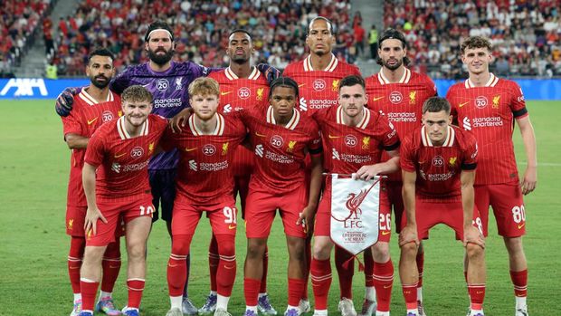 Soccer Football - Pre-Season Friendly - Liverpool v AC Milan - Kai Tak Sports Park, Hong Kong, China - July 26, 2025 Liverpool players pose for a team group photo before the match REUTERS/Tyrone Siu