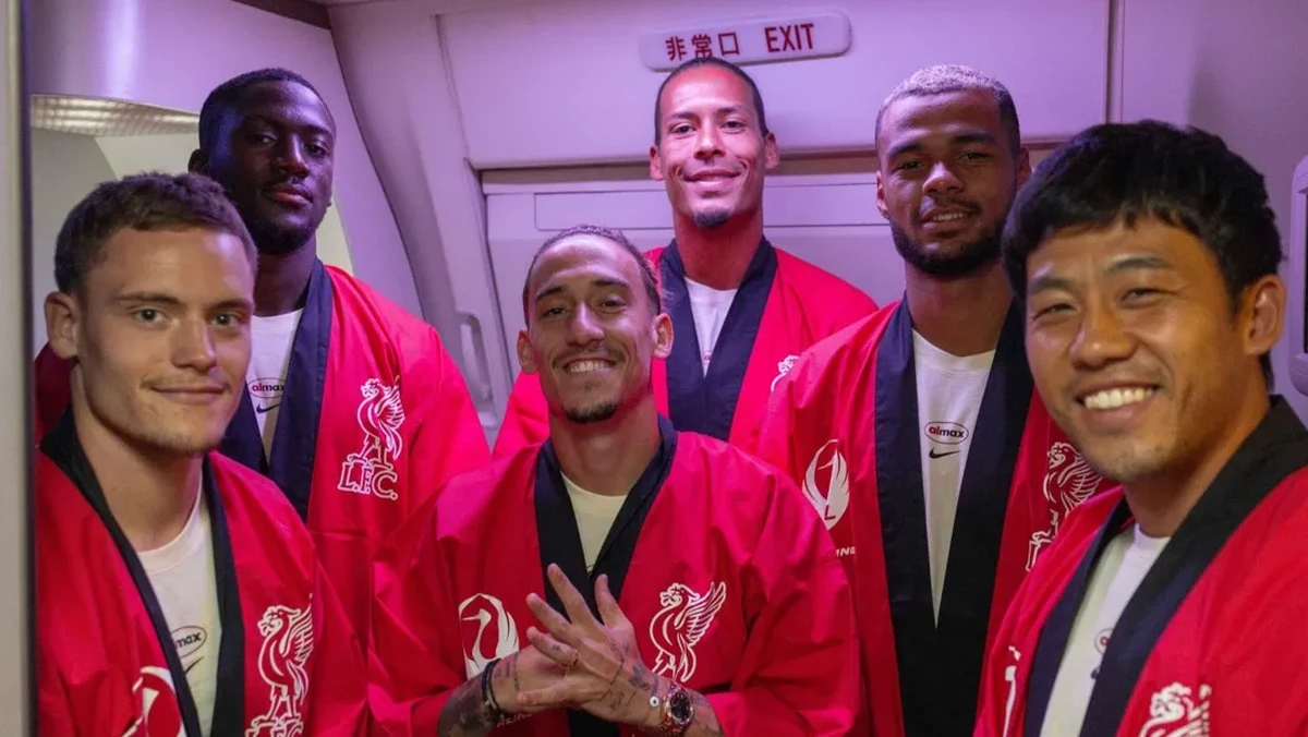 Liverpool memakai mantel happi yang pernah dipakai The Beatles di Jepang. (Foto: dok. Liverpool FC)
