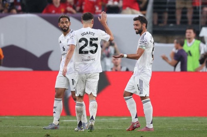 EAST RUTHERFORD, NEW JERSEY - JULY 26: Bruno Fernandes of Manchester United celebrates after scoring the teams second goal with teammate Manuel Ugarte during the Premier League Summer Series match between Manchester United and West Ham United FC at MetLife Stadium on July 26, 2025 in East Rutherford, New Jersey.   Vincent Carchietta/Getty Images/AFP (Photo by Vincent Carchietta / GETTY IMAGES NORTH AMERICA / Getty Images via AFP)