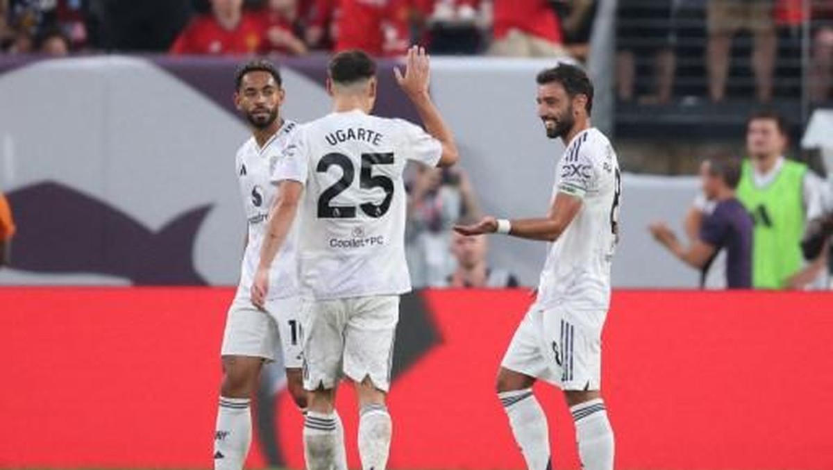Bruno Fernandes (kanan) merayakan golnya bersama Manuel Ugarte. Foto: Getty Images via AFP/VINCENT CARCHIETTA