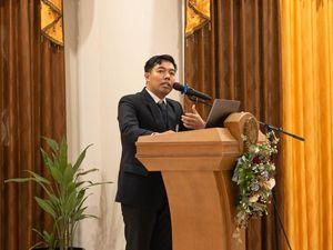 Dari Madura hingga ke Jogja, Anak Nelayan Ini Raih Gelar Doktor di Usia 32 Tahun Dari Madura hingga ke Jogja, Anak Nelayan Ini Raih Gelar Doktor di Usia 32 Tahun