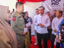 Menaker Pantau Penyaluran Bantuan Subsidi Upah di Kota Makassar