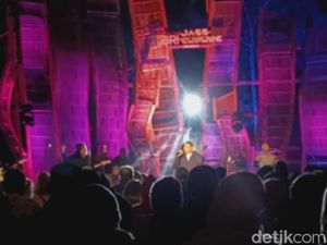 Sal Priadi Tampil Memukau Tutup Jazz Gunung Bromo 2025 dengan Manis Sal Priadi Tampil Memukau Tutup Jazz Gunung Bromo 2025 dengan Manis