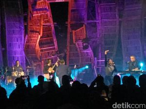 Video: Penampilan Sal Priadi Tutup Gelaran Jazz Gunung Bromo 2025 Video: Penampilan Sal Priadi Tutup Gelaran Jazz Gunung Bromo 2025