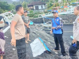 Dua Perahu Nelayan Rusak Dihantam Gelombang Tinggi di Karangasem