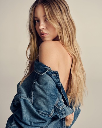 Gaya Berani Sydney Sweeney Tanpa Bra di Kampanye Jeans American Eagle