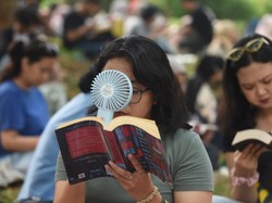 Video: POV Baca Buku Gratis di Mal Estetik