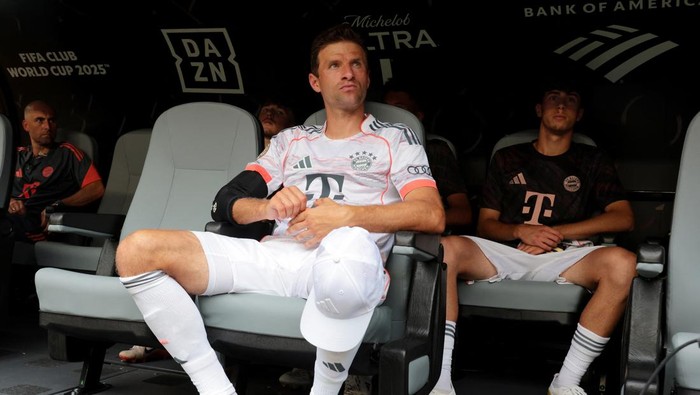 Soccer Football - FIFA Club World Cup - Round of 16 - Flamengo v Bayern Munich - Hard Rock Stadium, Miami Gardens, Florida, U.S. - June 29, 2025 Bayern Munichs Thomas Muller is pictured on the substitutes bench before the match IMAGN IMAGES via Reuters/Sam Navarro