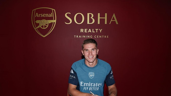 LONDON COLNEY, ENGLAND - JULY 27:  Arsenal unveil new signing Viktor Gyokeres at Sobha Realty Training Centre on July 27, 2025 in London Colney, England.  (Photo by Stuart MacFarlane/Arsenal FC via Getty Images)