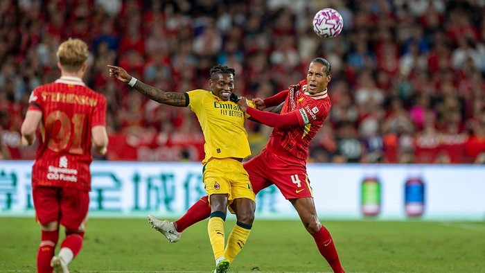 HONG KONG, CHINA - JULY 26: Rafael Leao of AC Milan (C) and Virgil van Dijk of Liverpool (R) fight for the ball during the Liverpool FC v AC Milan Pre-Season Friendly match at Kai Tak Stadium on July 26, 2025 in Hong Kong, China. (Photo by Yu Chun Christopher Wong/Eurasia Sport Images/Getty Images)