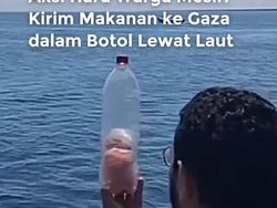 Haru! Warga Mesir Lempar Botol Isi Makanan untuk Gaza Lewat Laut