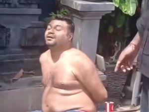 Video: WN Azerbaijan Ditangkap Warga Usai Curi Duit Money Changer di Bali Video: WN Azerbaijan Ditangkap Warga Usai Curi Duit Money Changer di Bali