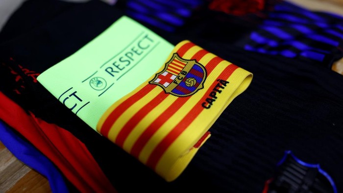 NYON, SWITZERLAND - APRIL 25: The UEFA Respect and FC Barcelona captains armbands are seen inside the dressing room prior to the UEFA Youth League 2024/25 Semi-final between AZ Alkmaar and FC Barcelona at Centre Sportif de Colovray on April 25, 2025 in Nyon, Switzerland. (Photo by Jan Kruger - UEFA/UEFA via Getty Images)