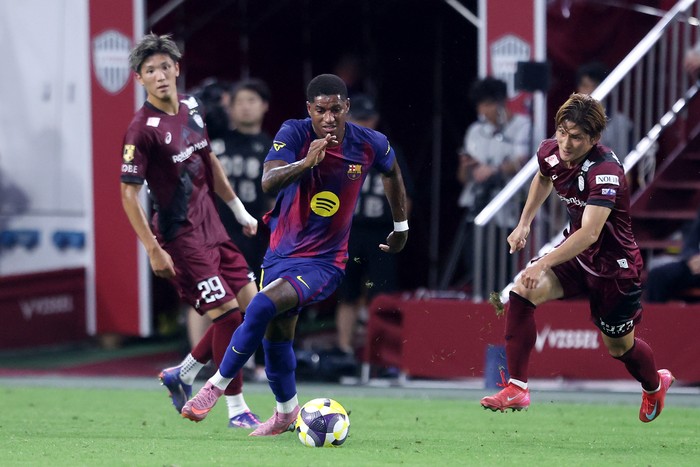 KOBE, JAPAN - JULY 27: FC Barcelonas Marcus Rashford dribbles the ball during the preseason friendly between Vissel Kobe and FC Barcelona at Noevir Stadium Kobe on July 27, 2025 in Kobe, Hyogo, Japan. (Photo by Paul Miller/Getty Images)