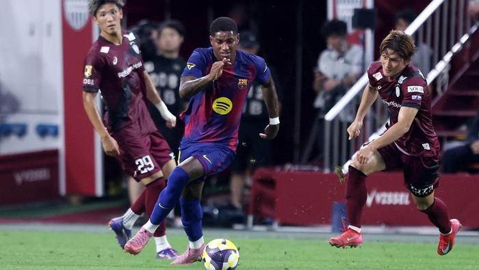 KOBE, JAPAN - JULY 27: FC Barcelonas Marcus Rashford dribbles the ball during the preseason friendly between Vissel Kobe and FC Barcelona at Noevir Stadium Kobe on July 27, 2025 in Kobe, Hyogo, Japan. (Photo by Paul Miller/Getty Images)
