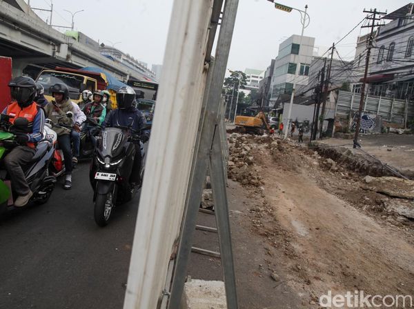 Ada Galian di Cilandak Jaksel, Lalin Simpang Fatmawati Tersendat