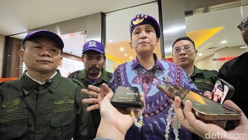 Firdaus Oiwobo Klaim Tak Buat Gaduh saat Naik Meja di Pengadilan