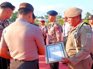 Anggota Satpol PP Dapat Penghargaan Usai Ikut Gagalkan Penyelundupan Sabu Anggota Satpol PP Dapat Penghargaan Usai Ikut Gagalkan Penyelundupan Sabu