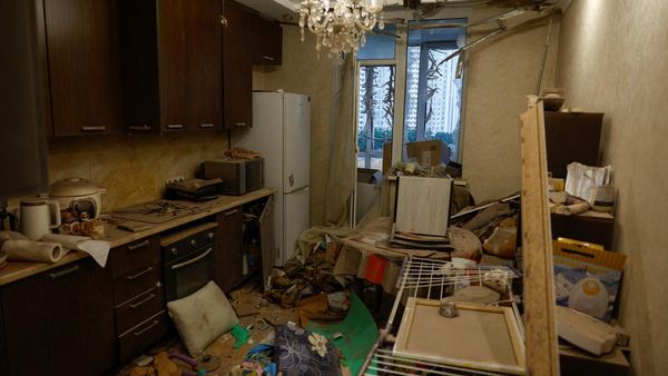 Apartemen Hancur, Warga Kyiv Bersihkan Puing Usai Serangan Drone Rusia