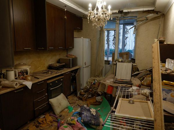 Apartemen Hancur, Warga Kyiv Bersihkan Puing Usai Serangan Drone Rusia