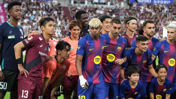 KOBE, JAPAN - JULY 27:  Lamine Yamal #10 of FC Barcelona start line up of during the preseason friendly between Vissel Kobe and FC Barcelona at Noevir Stadium Kobe on July 27, 2025 in Kobe, Hyogo, Japan. (Photo by Koji Watanabe/Getty Images)
