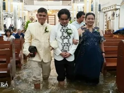Warga Filipina Terbiasa Tetap Menikah di Gereja Meski Kebanjiran, Kenapa?