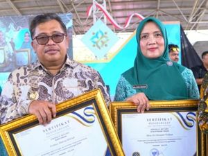 Bupati-Ketua PKK Takalar Terima Penghargaan Atas Dukungan Program Quick Wins Bupati-Ketua PKK Takalar Terima Penghargaan Atas Dukungan Program Quick Wins