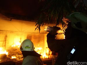 Video: Momen Pedagang Pasar Taman Puring Selamatkan Barang dari Kebakaran