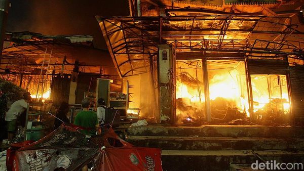 Detik-detik Api Membakar Pasar Taman Puring Jaksel