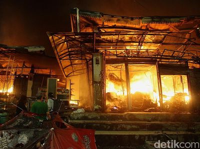Detik-detik Api Membakar Pasar Taman Puring Jaksel