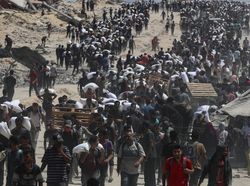 Gaza Kembali Berdarah, 30 Warga Tewas Ditembak Saat Antre Bantuan