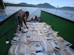 Bulog Kirim 13 Ton Beras ke Pulau Terluar Aceh Lewat Jalur Laut Bulog Kirim 13 Ton Beras ke Pulau Terluar Aceh Lewat Jalur Laut
