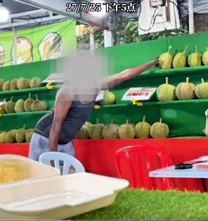 Seorang pedagang durian di kota Puchong, Malaysia mengalami kejadian tak terduga ketika seorang pria tak dikenal datang dengan sepeda motor dan mencuri durian dari lapak jualannya di siang bolong (28/07).