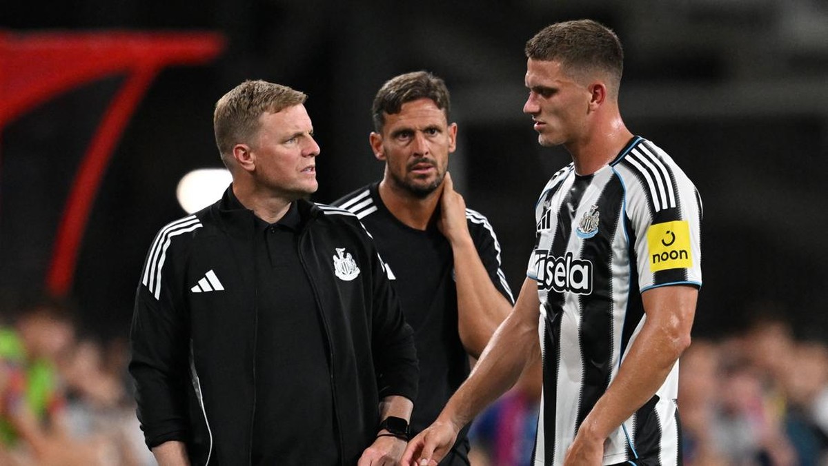 Manajer Newcastle Eddie Howe pastikan skuad tak terganggu rumor Alexander Isak (REUTERS/Caroline Chia)
