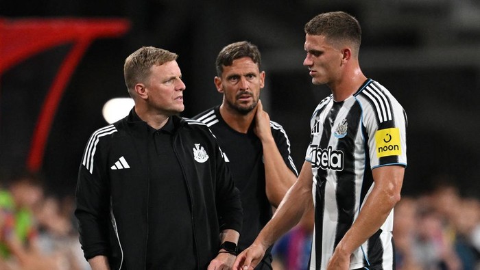Soccer Football - Pre-Season Friendly - Arsenal v Newcastle United - National Stadium, Singapore - July 27, 2025 Newcastle Uniteds Sven Botman reacts as manager Eddie Howe and assistant manager Jason Tindall look on REUTERS/Caroline Chia