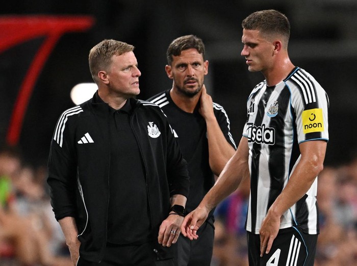 Soccer Football - Pre-Season Friendly - Arsenal v Newcastle United - National Stadium, Singapore - July 27, 2025 Newcastle United's Sven Botman reacts as manager Eddie Howe and assistant manager Jason Tindall look on REUTERS/Caroline Chia