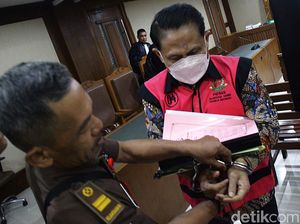 Eks Ketua PN Surabaya Dituntut 7 Tahun Penjara Eks Ketua PN Surabaya Dituntut 7 Tahun Penjara