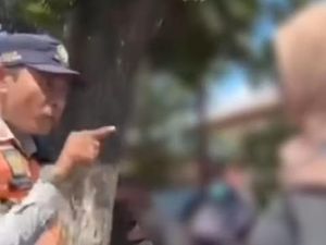 Viral, Emak-emak Ngamuk gegara Dilarang Parkir di Jalan Pejanggik Mataram Viral, Emak-emak Ngamuk gegara Dilarang Parkir di Jalan Pejanggik Mataram